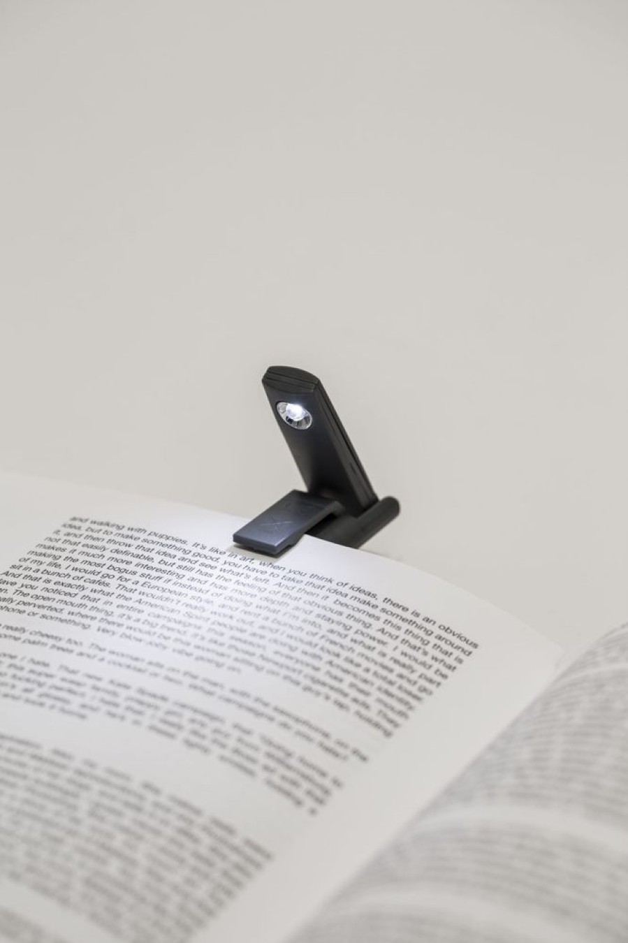 Kikkerland Lazy Suricata | Mini Folding Book Light